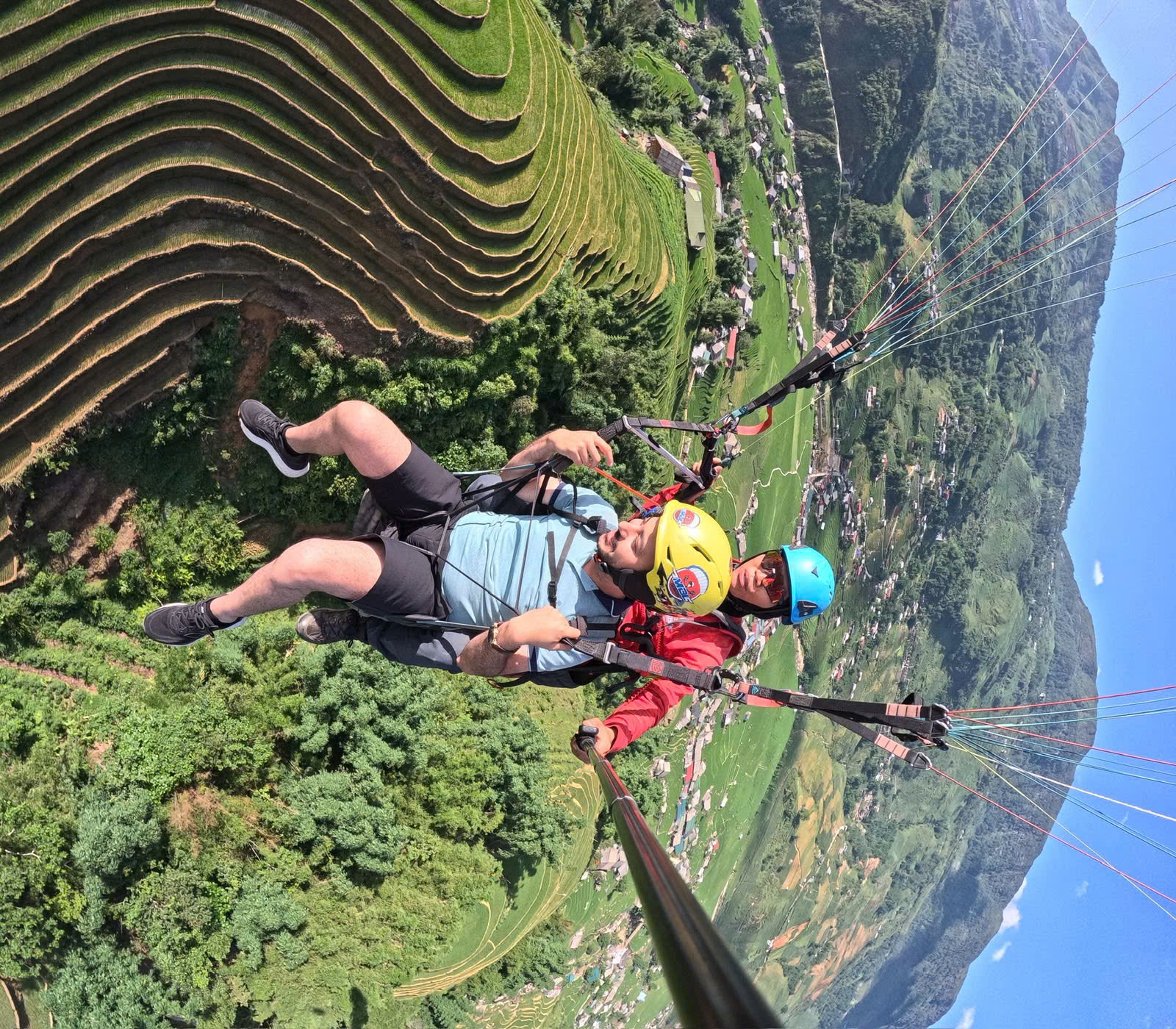 Hành khách trải nghiệm dù lượn tại Sapa, Việt Nam, tận hưởng chuyến bay đôi tuyệt đẹp trên thung lũng Mường Hoa hùng vĩ và những thửa ruộng bậc thang