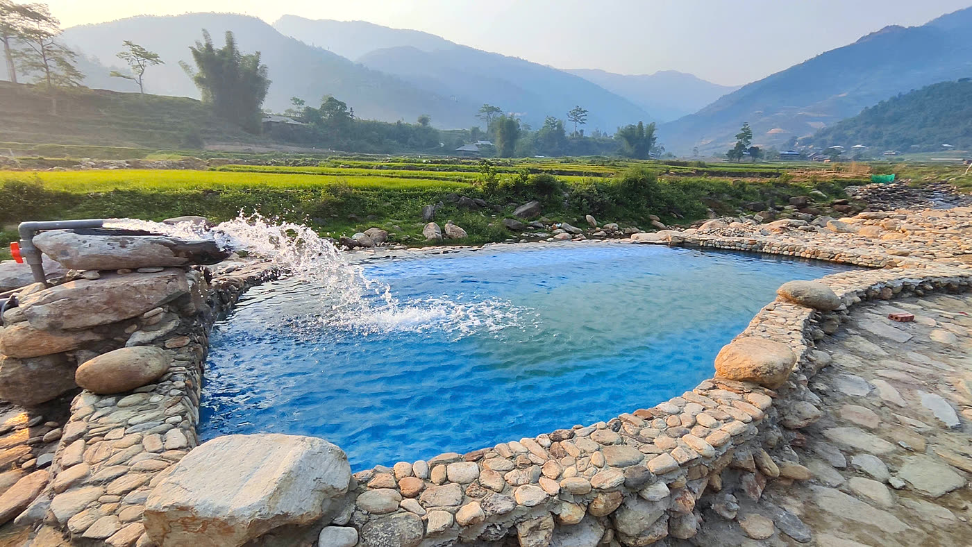 Bể bơi ven suối tại Mebayluon Clubhouse