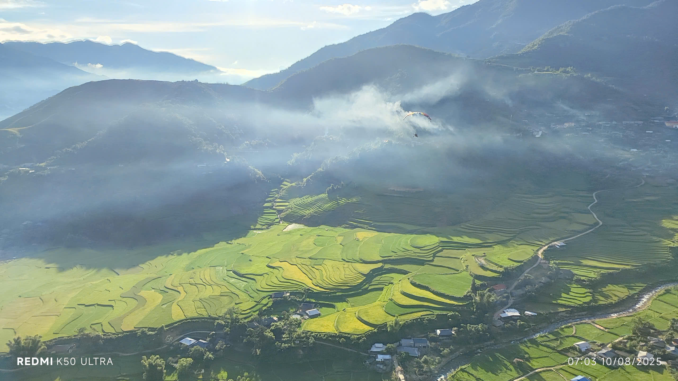 Dù lượn bay sáng sớm trên ruộng bậc thang mùa vàng ở Khau Phạ