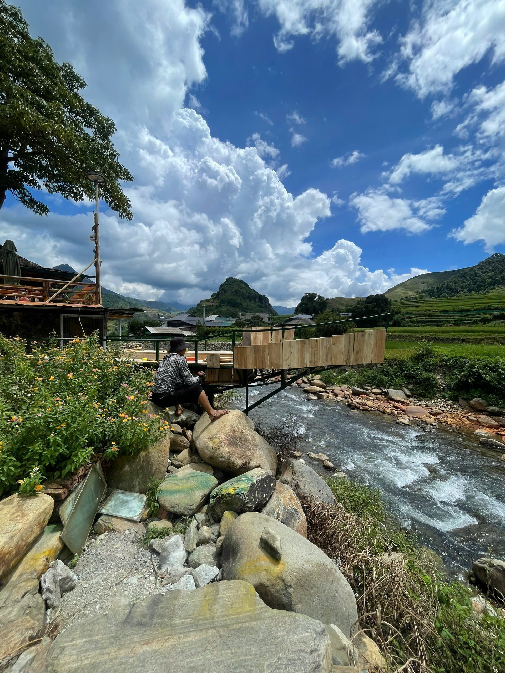 Mebayluon Clubhouse bên bờ suối Lìm Mông