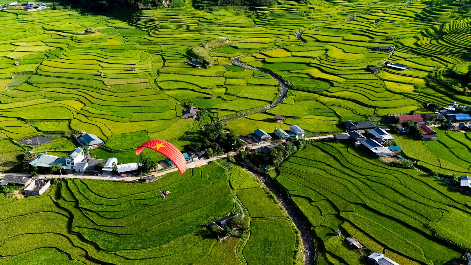Vòm dù cờ đỏ sao vàng — bộ ảnh mang tính biểu tượng nhất của Khau Phạ