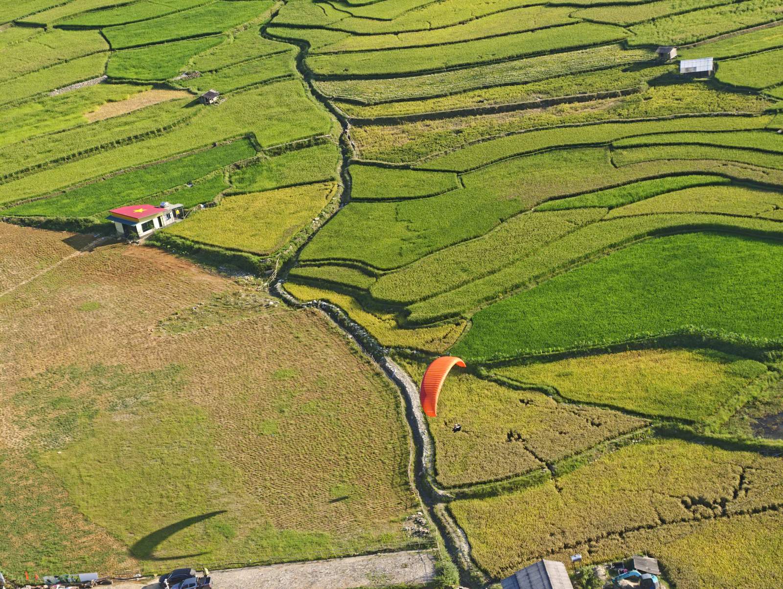 Bước 6 — tiếp đất trên cánh đồng bằng phẳng ở Lìm Mông