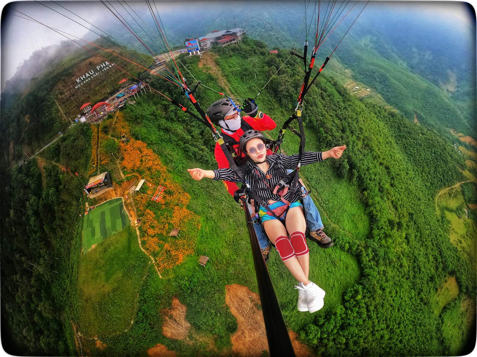 Cất cánh từ đỉnh đèo Khau Phạ ở độ cao 1.268m — điểm bay duy nhất của cả vùng Mù Cang Chải