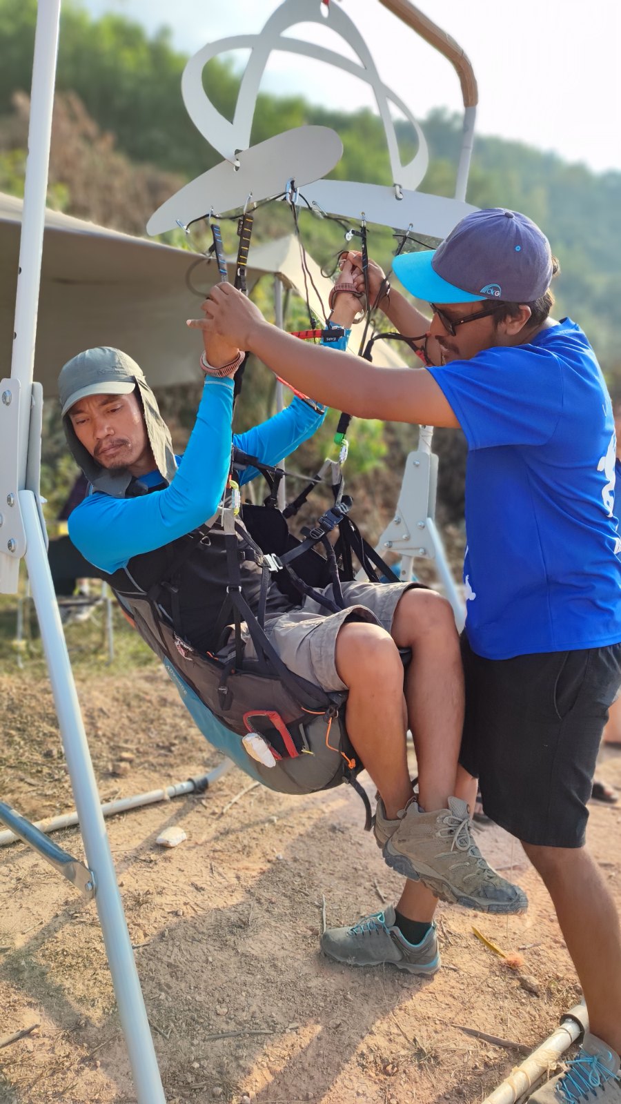 Alish Thapa mô phỏng động tác trên giá treo mô phỏng tại khoá SIV hồ Núi Cốc — học viên tập tư thế và thao tác trước khi ra mặt nước