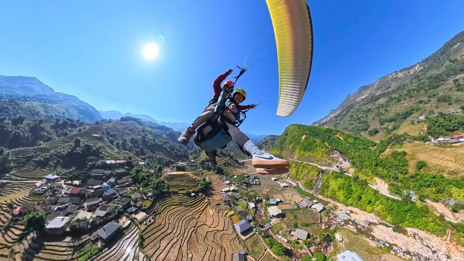 Bay dù lượn tại Sapa — ruộng bậc thang Mường Hoa nhìn từ trên cao