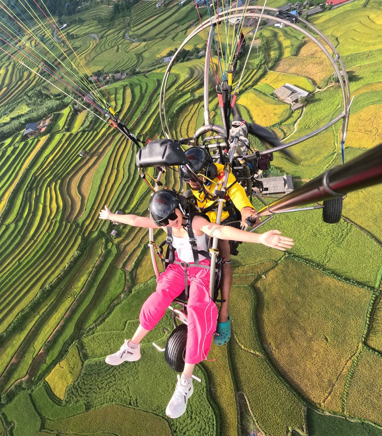 Bay dù lượn gắn động cơ tại Mù Cang Chải — lướt trên thảm lúa đang chuyển vàng, không mái tôn, không cột điện