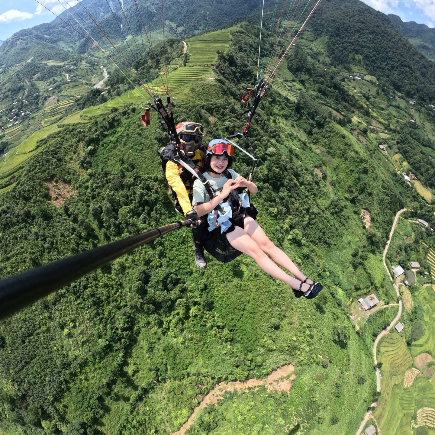 Hành khách bay dù lượn đôi dùng hai tay tạo hình trái tim trên thung lũng Mường Hoa