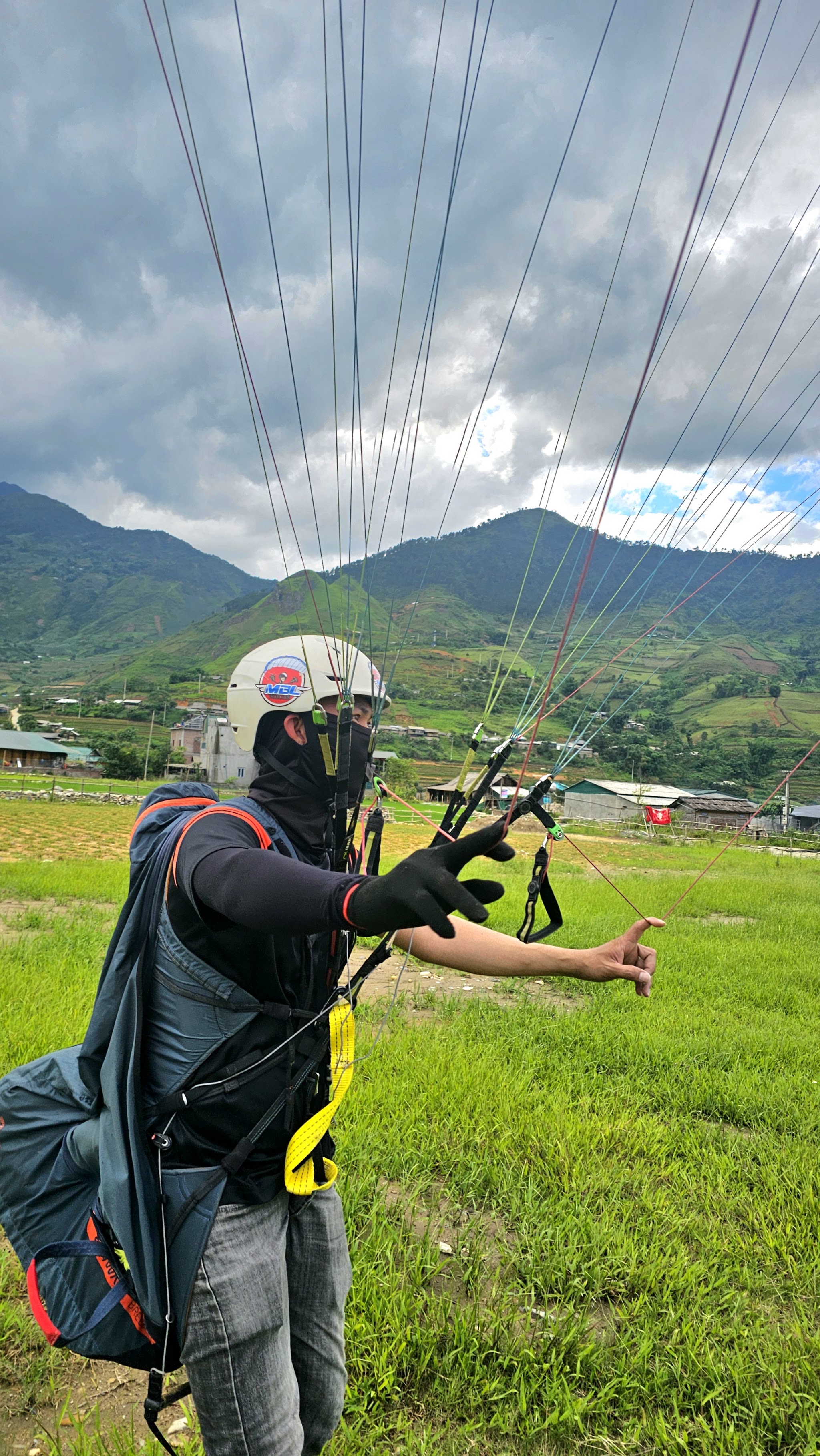 Cánh dù lượn trải trên bãi cất cánh nhìn ra ruộng bậc thang Sa Pa