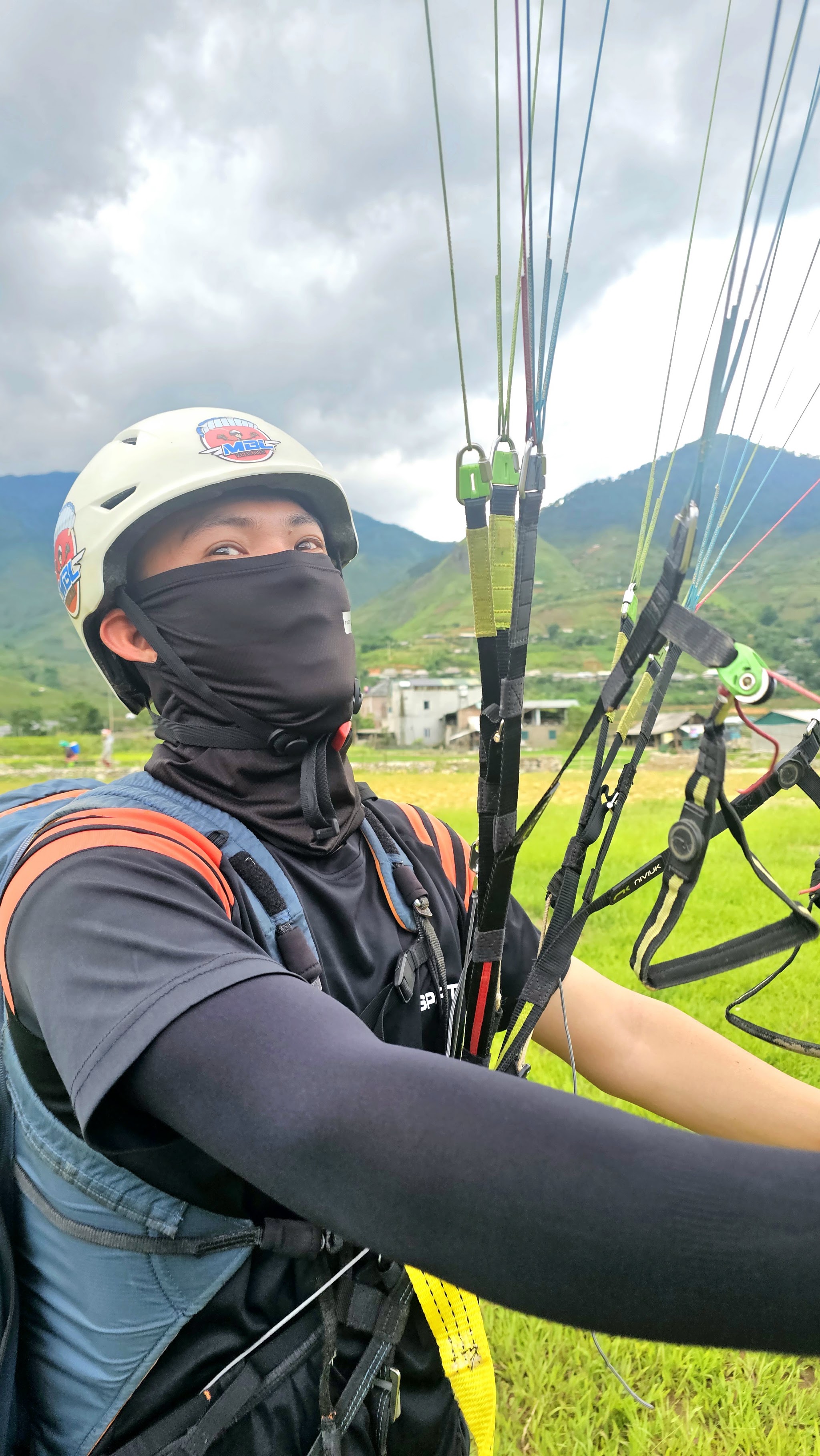 Dây dù và tay lái của cánh dù lượn bay đôi