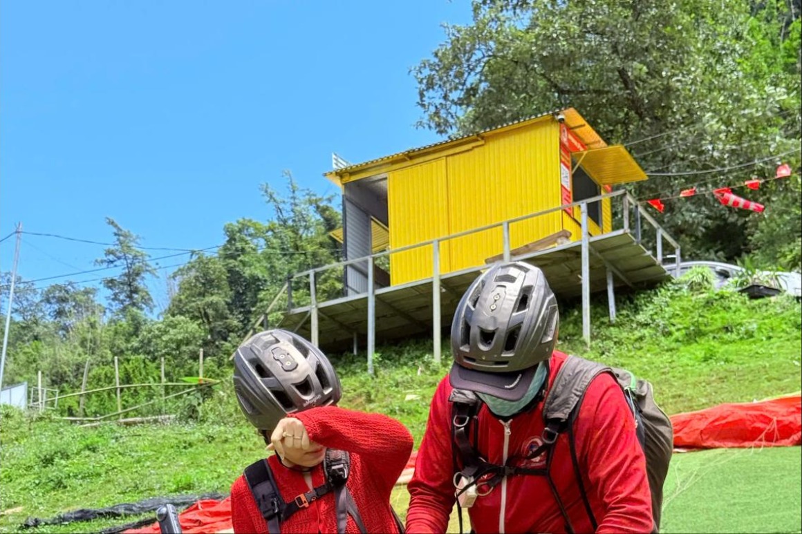 Phi công bay đôi và khách chờ cất cánh tại bãi Hang Đá, Sa Pa