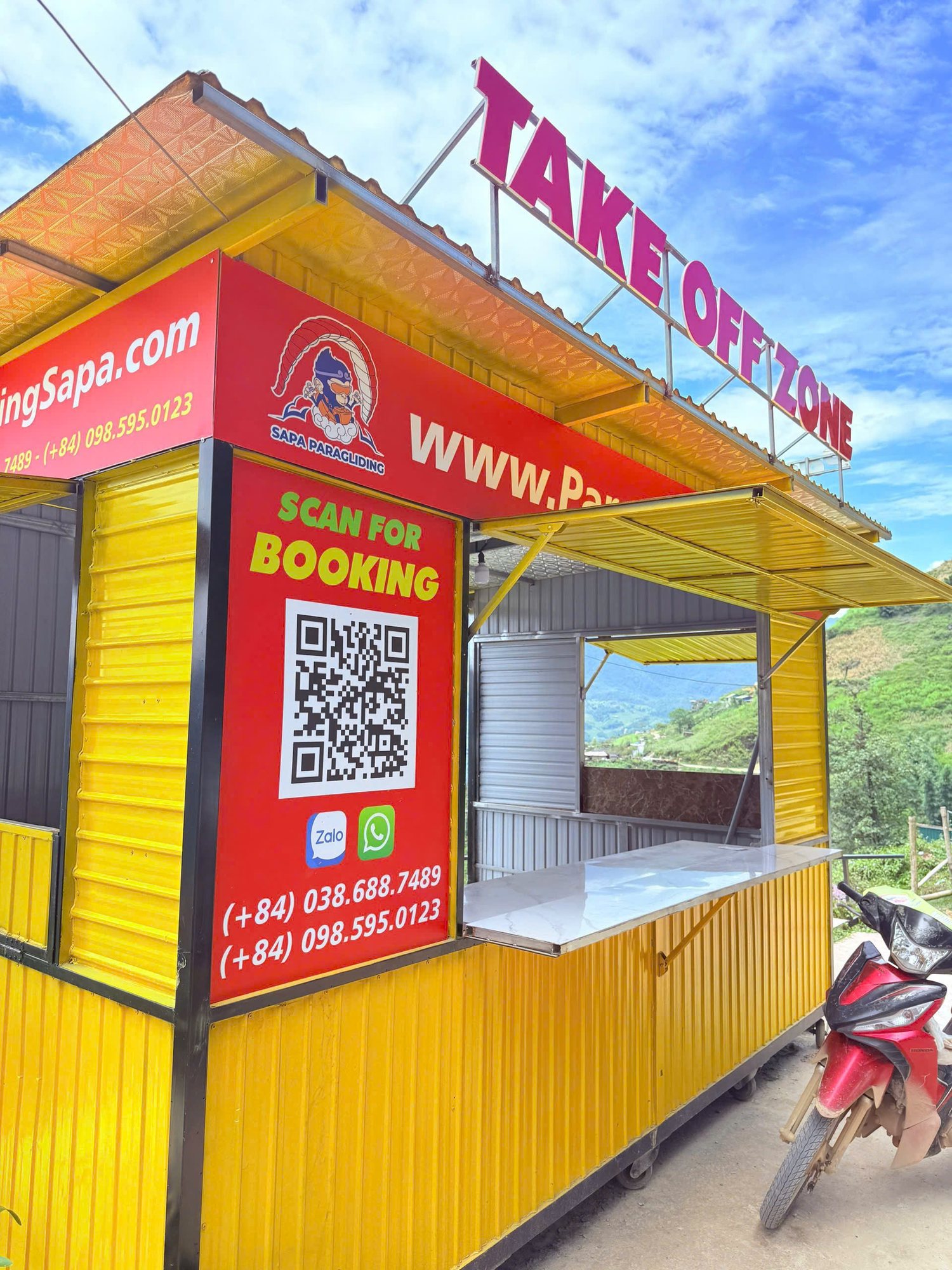 Quầy Take off zone của Sapa Paragliding ở bãi cất cánh