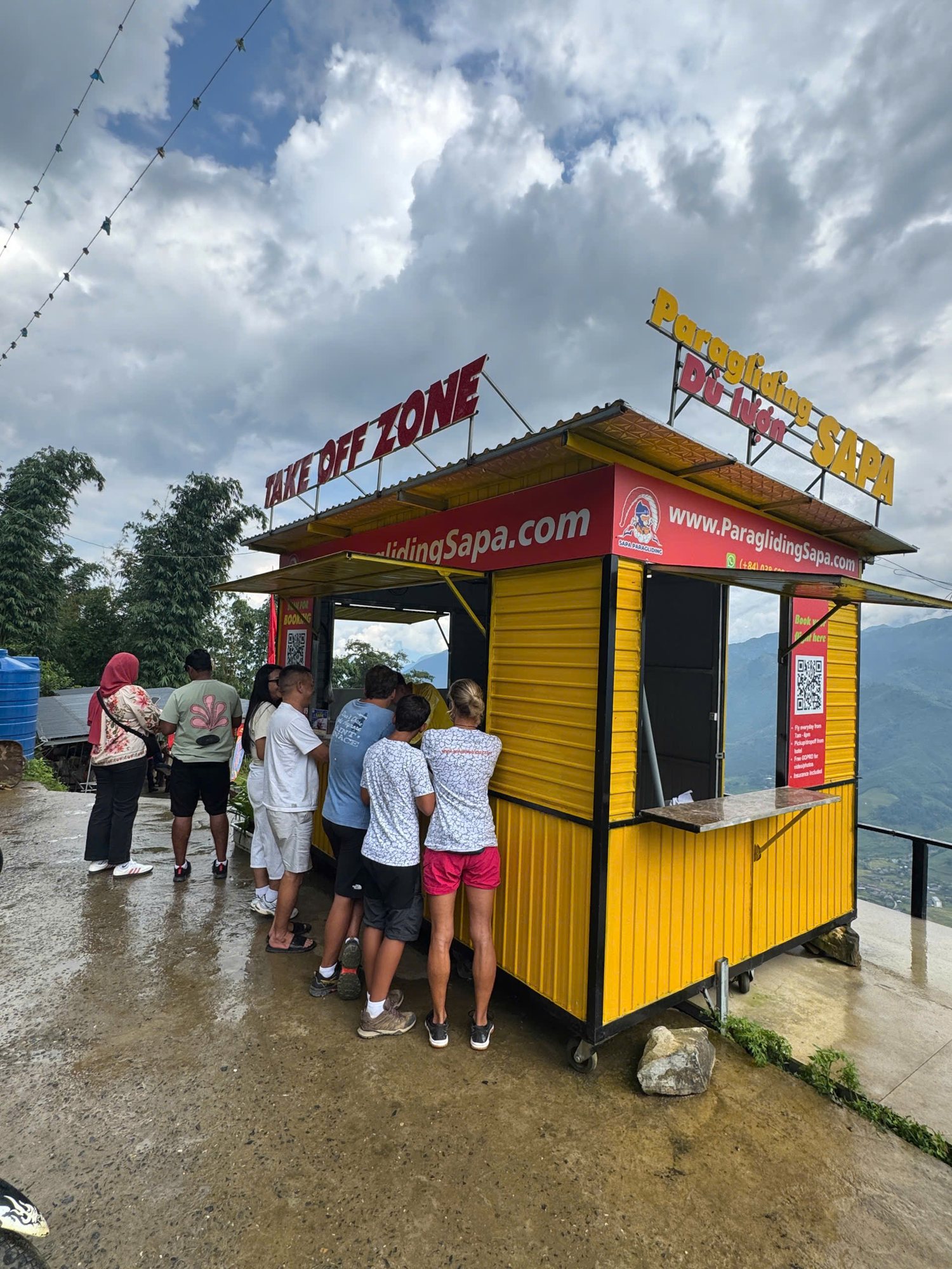 Khách check-in tại quầy bãi cất cánh dù lượn Sa Pa