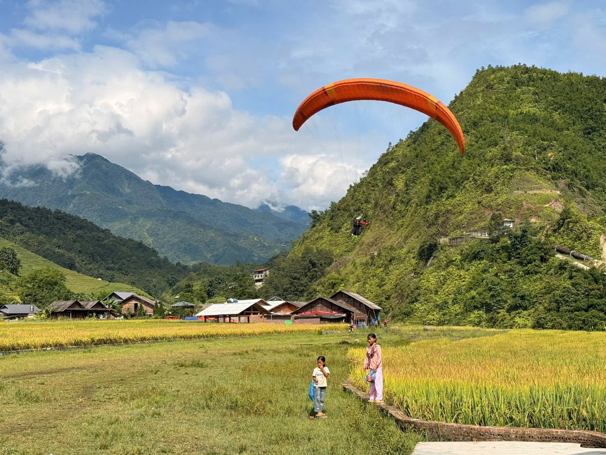 Cánh dù lượn về bãi hạ cánh Lao Chải