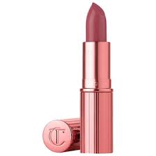 Charlotte Tilbury kissing lip