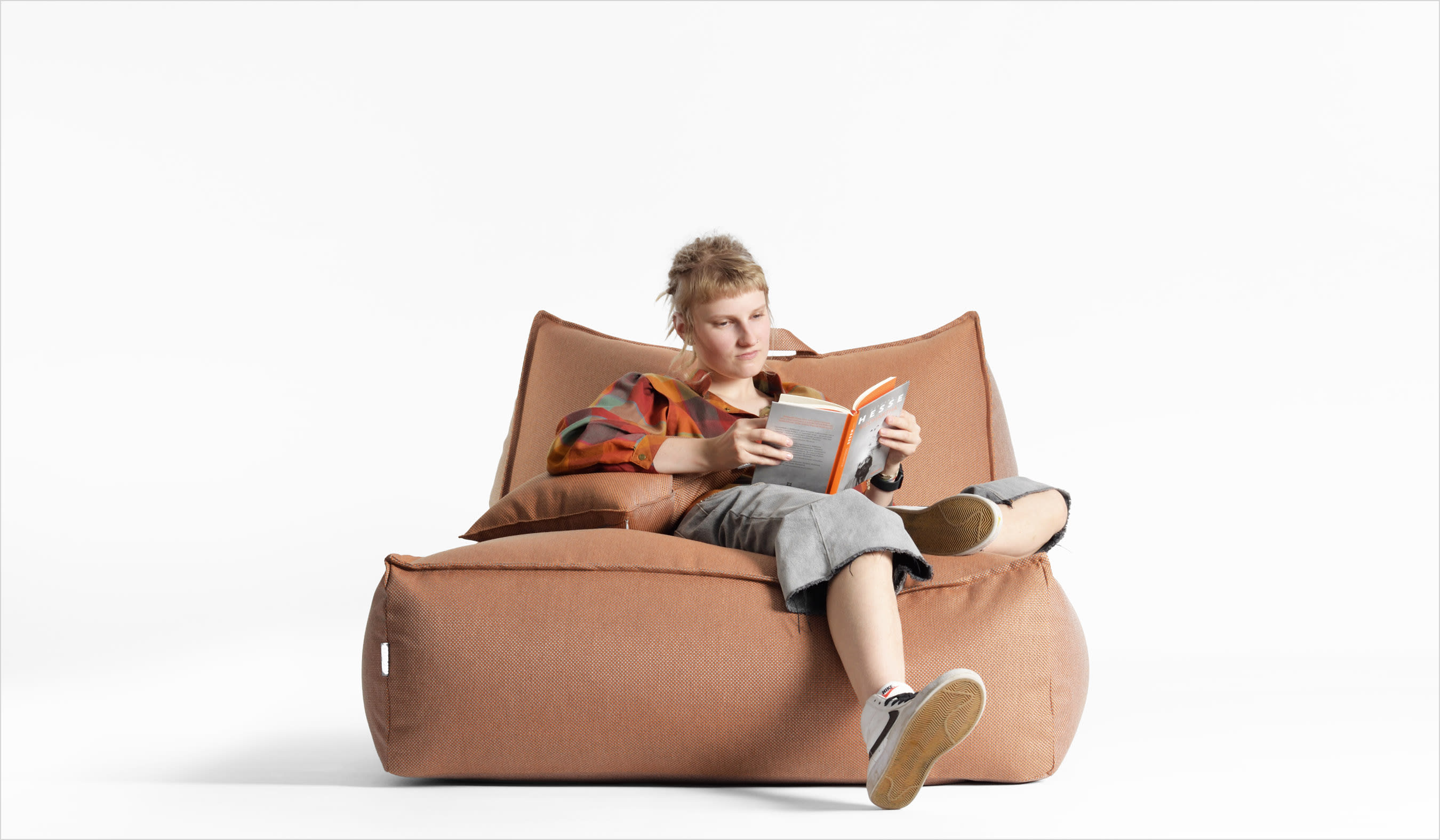 pufa z oparciem na taras i do ogrodu lazy w tkaninie dolcevita