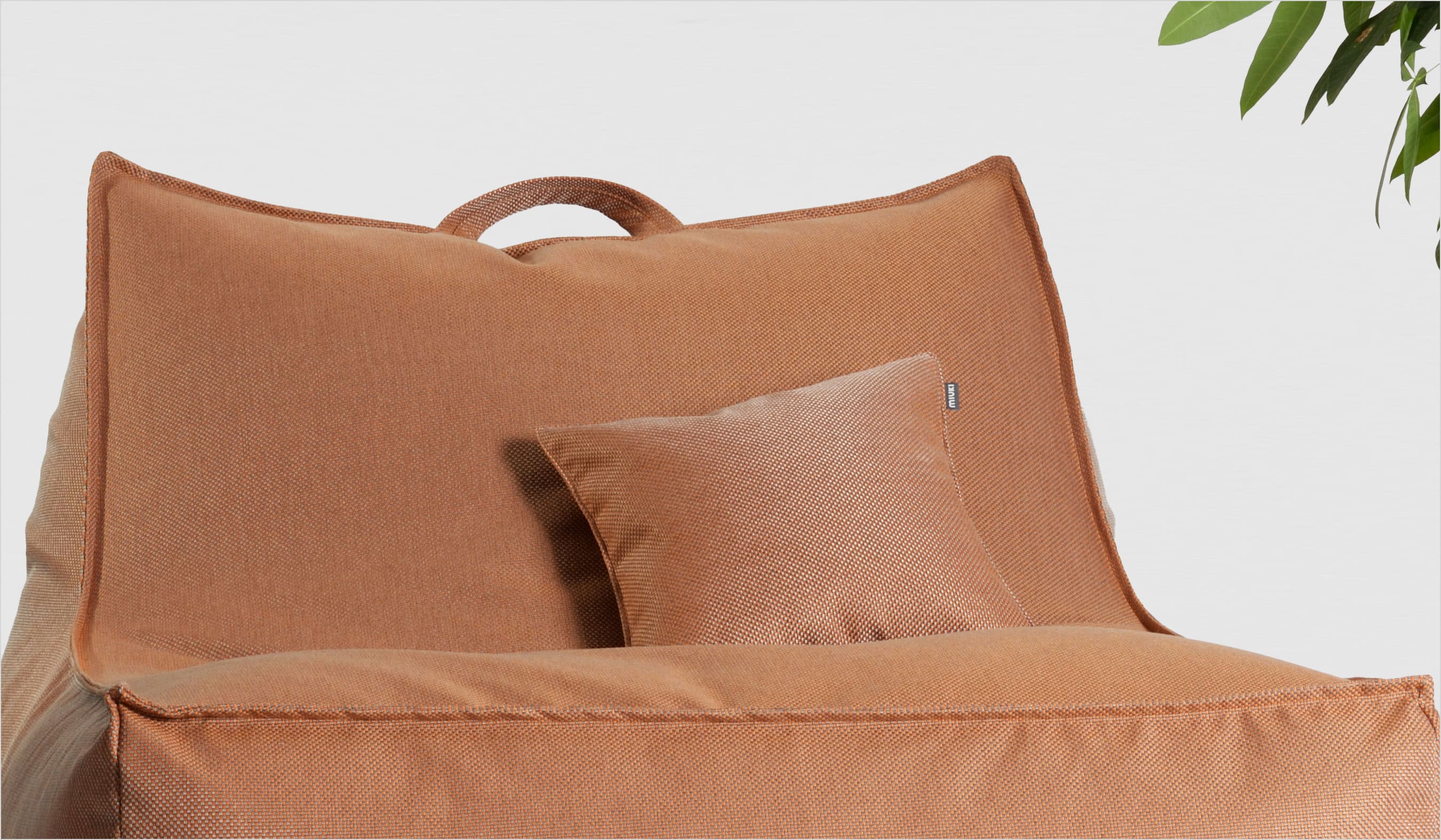 pufa z oparciem na taras i do ogrodu lazy w tkaninie dolcevita