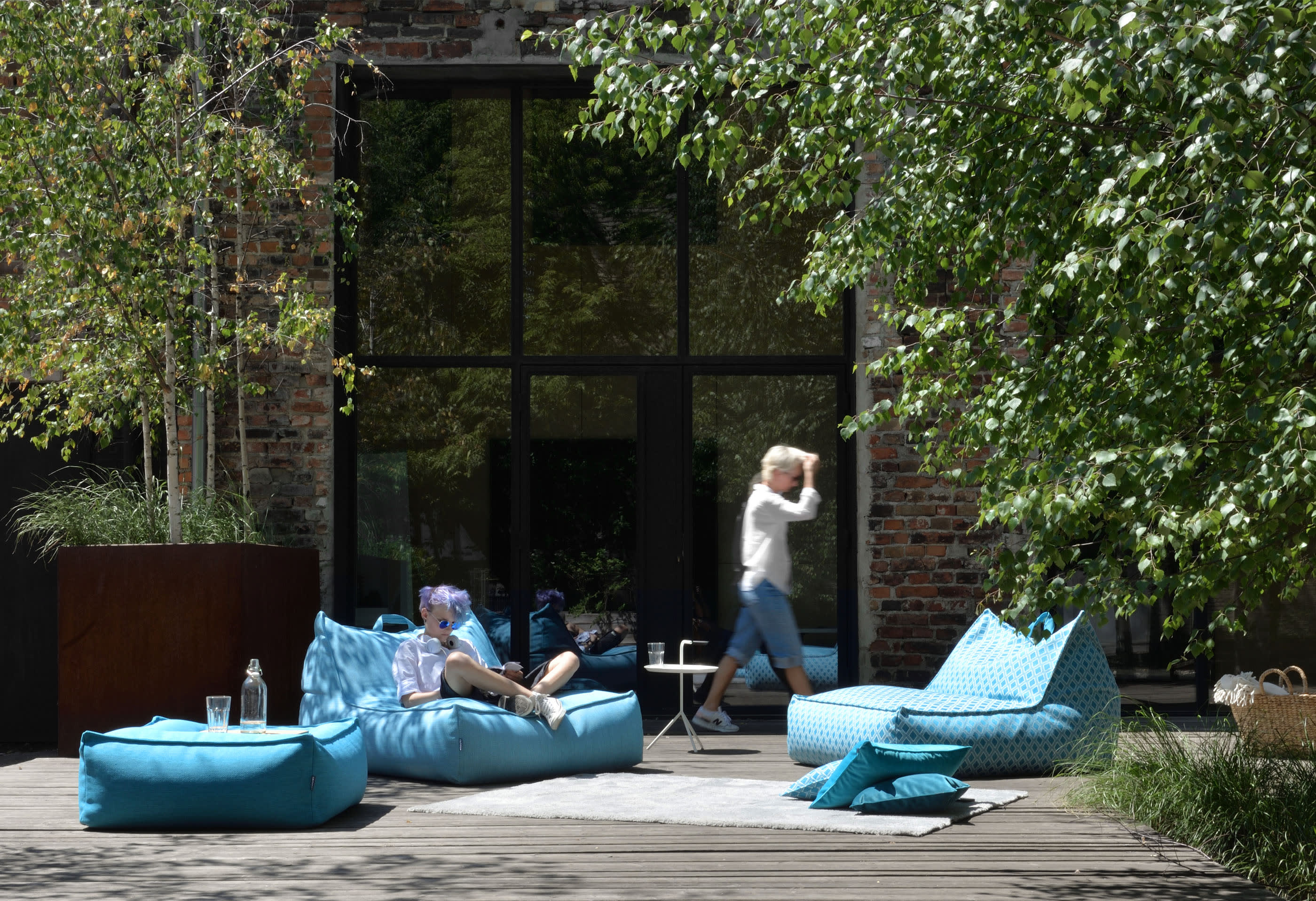 niebieski puf na tarasie