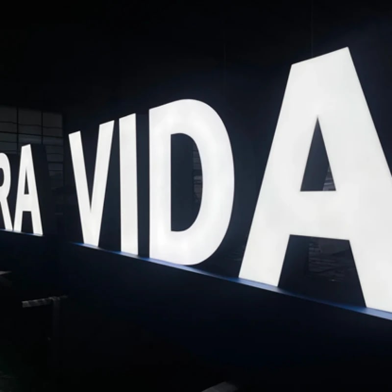 Letras luminosas magnéticas
