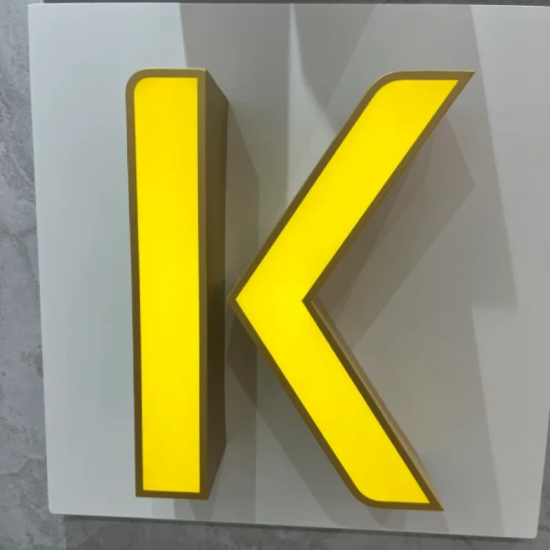 Letras luminosas con contorno