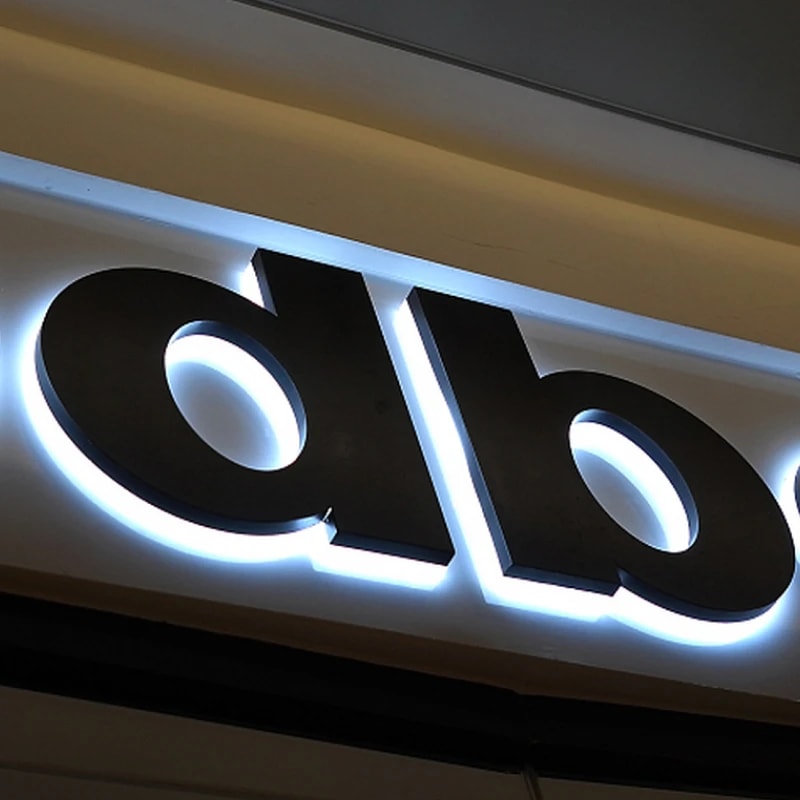 Letras con luz posterior