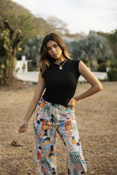 Imagen retrato mujer camisa negra