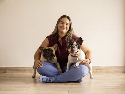Mujer feliz con perritos