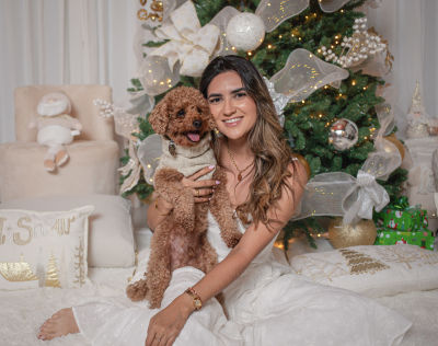 Mujer feliz con perro
