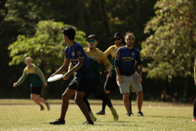 Joven jugando Frisbee