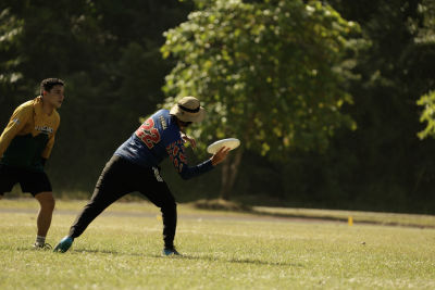 Hombre lanzando un Frisbee