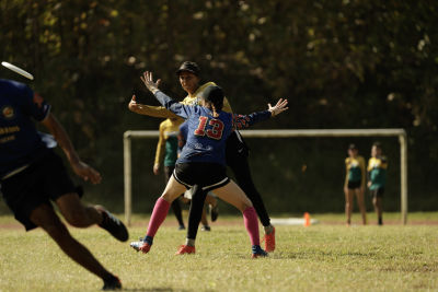 Mujer marcando a su rival