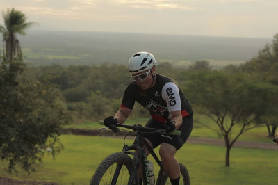 Hombre haciendo ciclismo