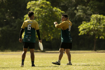 Compañeros dandose instrucciones