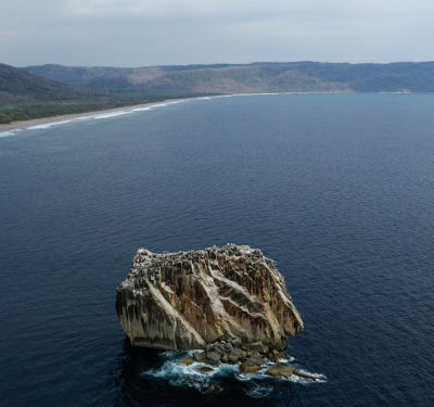 Piedra gigante en el mar