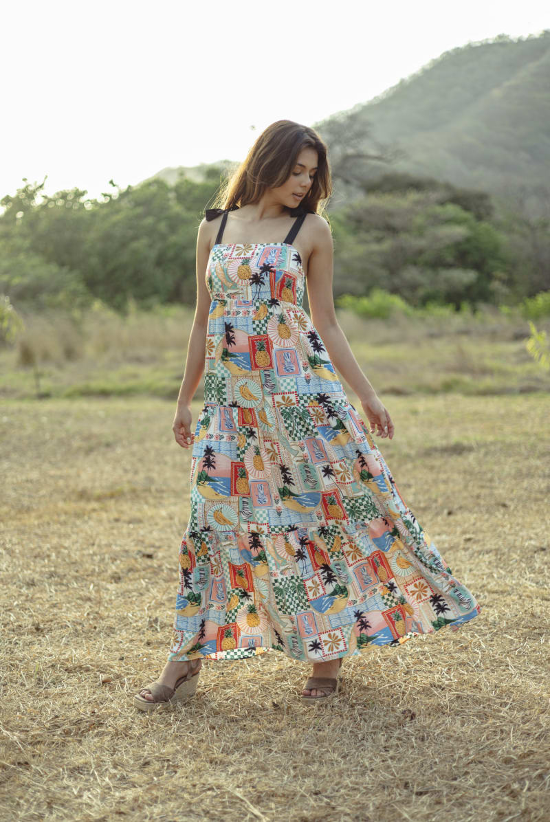 Mujer con vestido en el campo