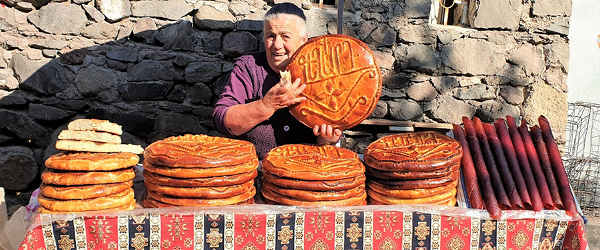 Bancarella con pane tradizionale in un mercato dell'Armenia