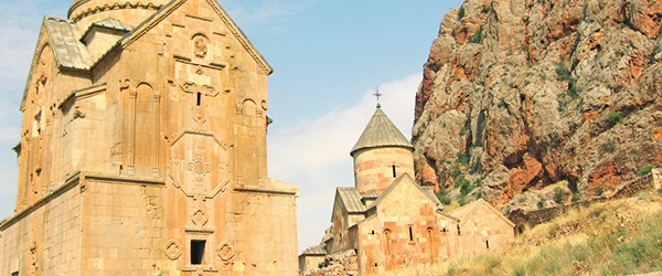 Vista della chiesa di Sevanavank, Armenia, con la sua caratteristica cupola e lo sfondo montuoso.