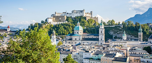 Vista panoramica sulla città di Salisburgo, tra montagne e natura, Austria