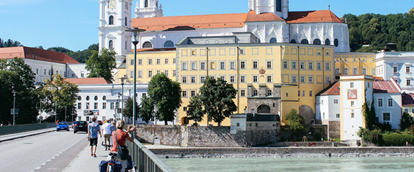 Cicloturista ferma per fotografare Passau, cattedrale barocca di Santo Stefano, fiume Danubio, Austria