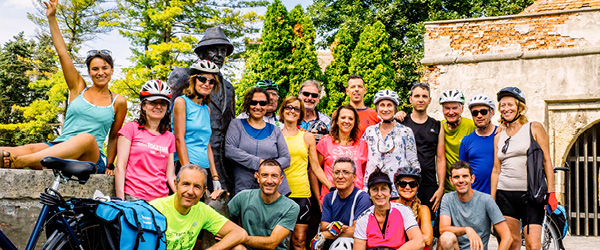 Gruppo di ciclisti in viaggio con 