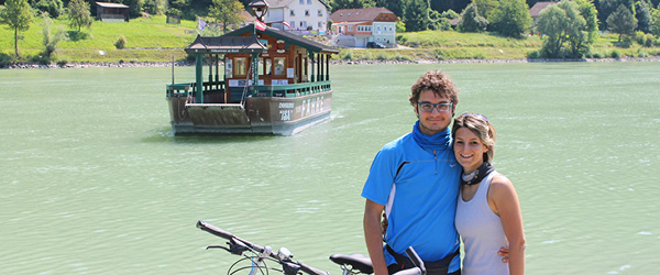 Coppia in viaggio con le bici in riva al fiume Danubio, vacanze nella natura in bicicletta