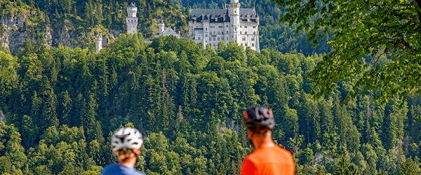 Due cicloturisti ammirano il panorama alpino lungo la Via Claudia Augusta, Tirolo, Austria