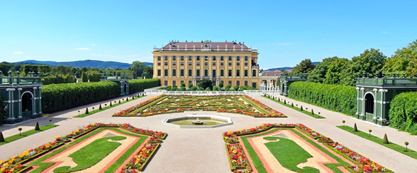 Giardino di Schloss Mirabell a Salisburgo, con aiuole fiorite e sculture barocche.