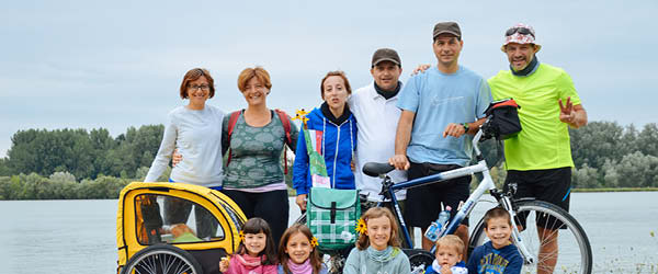 Gruppo di famiglie con bambini in viaggio in bici con Girolibero, vacanze all'aria aperta in bici, ciclabile del Danubio da Linz a Vienna, Austria