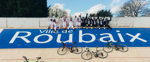Ciclisti che attraversano il traguardo del velodromo di Roubaix, Francia.