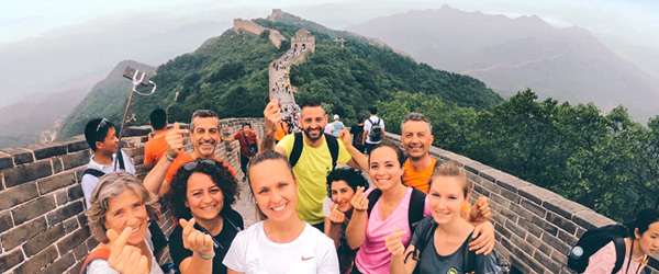 Turisti sul tratto Mutianyu della Grande Muraglia Cinese, Pechino, durante una giornata di sole.