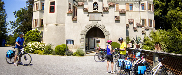 Storico castello vicino alla riva del Lago di Costanza, immerso in un paesaggio pittoresco.