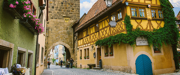 Edifici a graticcio storici nella città medievale di Rothenburg ob der Tauber, lungo la Romantische Strasse, Germania.