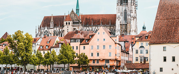 Veduta della città di Eichstätt con la Cattedrale di Santa Walburga lungo la Ciclabile dell'Altmühl.