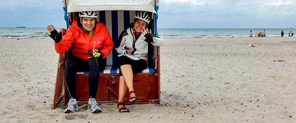 Due ciclisti in uno Strandkorb in una spiaggia della Germania, lungo l'Eurovelo 10