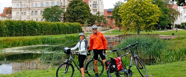 Coppia in bici in viaggio con 